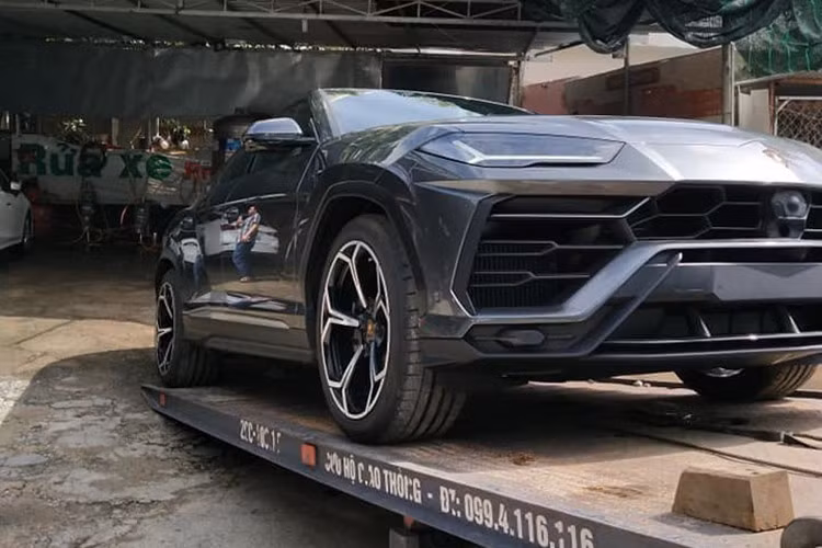 Chính vì thế đã làm dấy lên tin đồn đại gia Minh Nhựa mua siêu xe mới. Trước đó, việc đại gia này để mắt đến xe Lamborghini Urus SE đã được anh chia sẻ từ tháng 4 năm ngoái nhưng đến nay, chiếc xe này mới về đến Việt Nam, ngoại thất mang màu đen nhưng chưa rõ cấu hình nội thất ra sao.