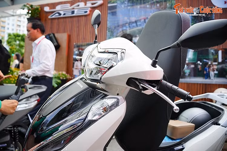 Honda Lead 2026 phiên bản Đặc biệt sở hữu màu Bạc nhám hoàn toàn mới bên cạnh hai lựa chọn Đen bí ẩn và Xanh đen cá tính, mang phong cách hiện đại và sang trọng. Phiên bản Cao cấp có màu Trắng thanh lịch được kế thừa từ các dòng xe tay ga cao cấp...