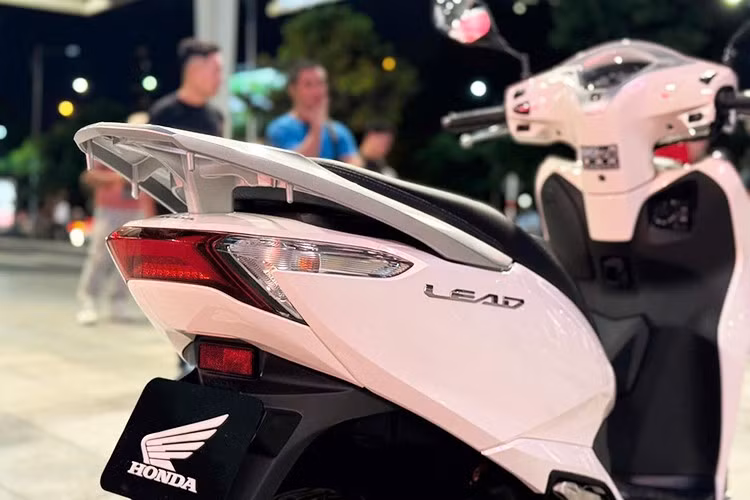 Hộc để đồ phía trước cũng được mở rộng, đi kèm cổng sạc USB loại C có nắp chống nước giúp sạc thiết bị di động thuận tiện hơn khi di chuyển. Lead 2026 tiếp tục sử dụng động cơ eSP+ thế hệ mới 4 van, đạt tiêu chuẩn khí thải Euro 3, mang đến khả năng vận hành êm ái, tiết kiệm nhiên liệu và thân thiện môi trường.