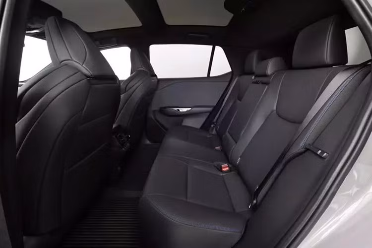 Chính xác hơn, chủ sở hữu Lexus RZ sẽ có quyền truy cập vào mạng lưới bộ sạc nhanh DC mở rộng đáng kể, khả năng cắm và sạc mới và tính năng định tuyến EV thông minh của Apple Maps trên hệ thống đa phương tiện Lexus Interface, tăng cường hướng dẫn lộ trình bằng thông tin trực quan, thời gian thực.