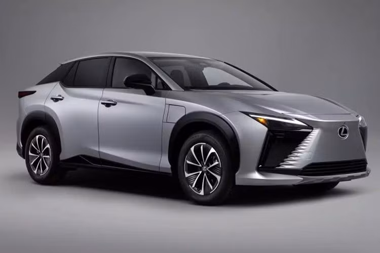 Vì vậy, hiện tại dòng xe RZ đang được bán có ba tùy chọn công suất khác nhau: 221 mã lực cho mẫu RZ 350e dẫn động cầu trước, 308 mã lực cho các biến thể RZ 450e AWD và không dưới 402 mã lực cho mẫu RZ 550e F Sport AWD, gần như sẵn sàng thách thức mẫu xe Tesla Model Y Performance lớn hơn.