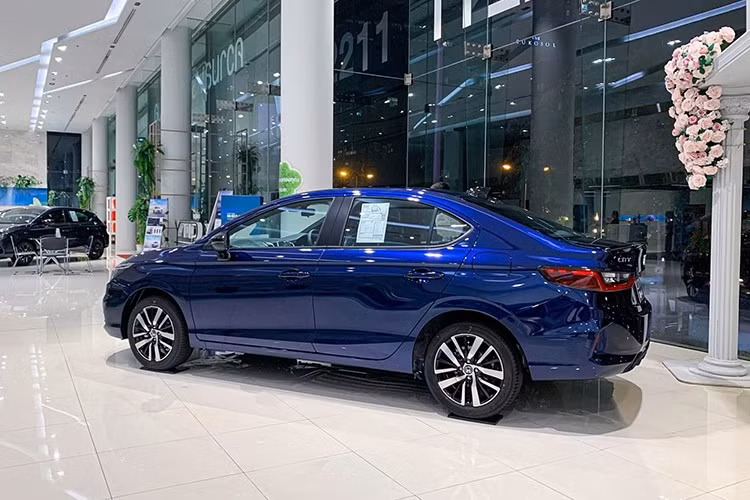 Không chỉ khác biệt ở hệ truyền động, Honda City e:HEV RS còn có nhiều trang bị vượt trội so với bản xăng. Xe sở hữu phanh tay điện tử kèm giữ phanh tự động (Auto Hold), đồng hồ kỹ thuật số 7 inch, cổng sạc USB-C, cùng gói an toàn Honda Sensing có ga tự động thích ứng ở dải tốc độ thấp (LSF).