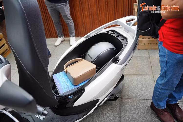 Cốp xe có dung tích hơn 37 lít – một trong những khoang chứa lớn nhất phân khúc, có thể để vừa hai mũ bảo hiểm cả đầu và nhiều vật dụng cá nhân khác, đồng thời được tích hợp đèn soi sáng và tấm chia ngăn thông minh trên cả ba phiên bản, giúp người dùng dễ dàng sắp xếp đồ đạc.