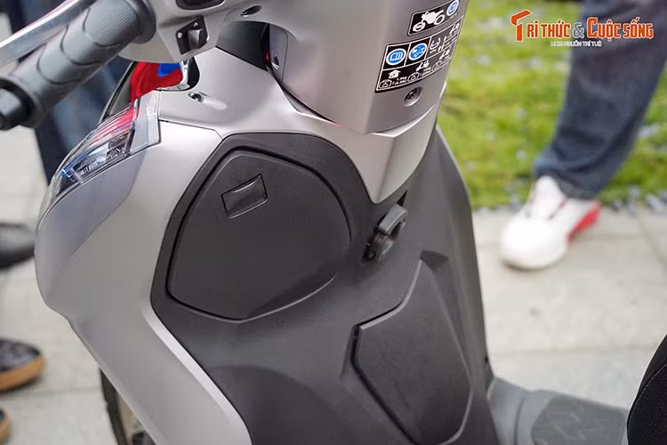 Về trang bị, Lead 2026 tiếp tục khẳng định vị thế là mẫu xe tay ga tiện ích hàng đầu trong phân khúc. Phiên bản Đặc biệt được trang bị hệ thống phanh chống bó cứng ABS cho bánh trước, giúp tăng độ an toàn khi vận hành, đặc biệt trong các tình huống phanh gấp hoặc trên mặt đường trơn trượt.