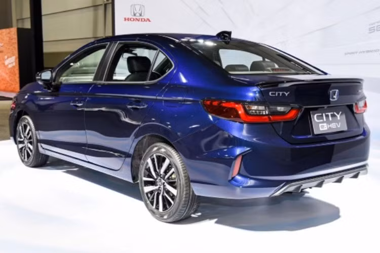 Khoảng chênh lệch giá giữa hai phiên bản tại Thái Lan phần nào lý giải cho lựa chọn này. Cụ thể, City e:HEV RS tại Thái Lan có giá 799.000 baht (khoảng 650 triệu đồng), trong khi City RS thuần xăng là 749.000 baht (khoảng 608 triệu đồng). Tại Việt Nam, City RS bản xăng đang có giá 569 triệu đồng, thấp hơn đáng kể so với mức giá quy đổi của bản hybrid.