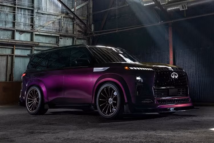 Infiniti QX80 R-Spec đặc biệt là chiếc SUV đầu bảng của Infiniti được chia sẻ trên nền tảng của Nissan Patrol, cạnh tranh với Mercedes-Benz GLS-Class, BMW X7, Cadillac Escalade hay Lexus LX.