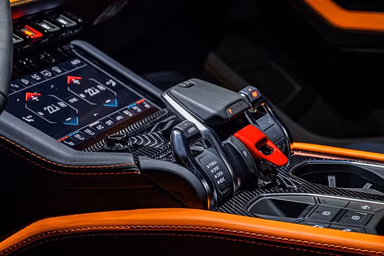 Tuy nhiên, điểm mới trên Lamborghini Urus SE sẽ có thêm sự kết hợp với mô-tơ điện nằm bên trong hộp số tự động 8 cấp. Động cơ xăng tạo ra công suất tối đa 612 mã lực trong khi con số tương ứng của mô-tơ điện là 189 mã lực.