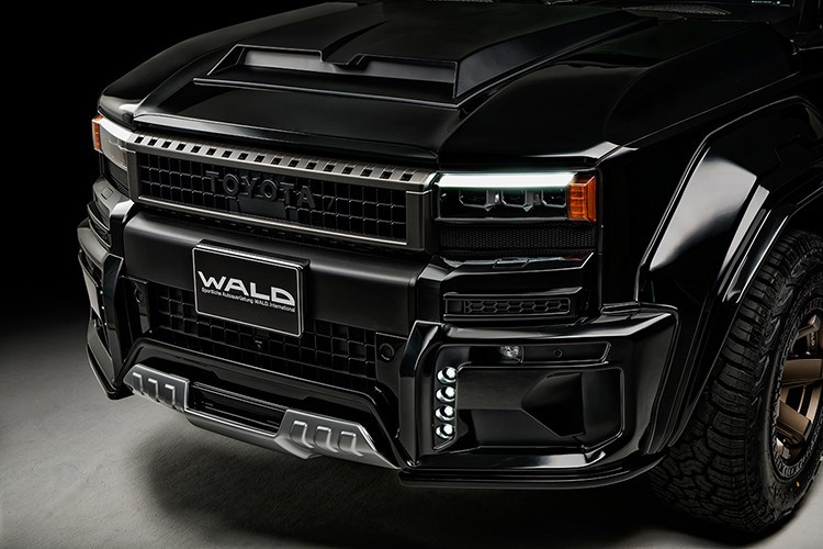 Cản trước mới và thể thao hơn nhiều so với bản gốc, lưới tản nhiệt cũng được tinh chỉnh. Các chi tiết ốp chắn bùn giúp toàn bộ xe rộng hơn, và bậc lên xuống cũng đồ sộ hơn. Phía sau, cản sau mới được trang bị bộ khuếch tán thể thao. Bộ phận này cũng là nơi chứa đèn phanh phụ.