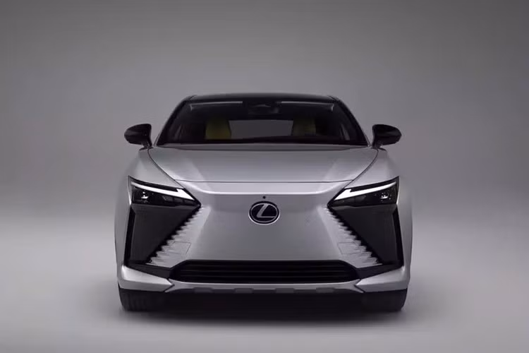 Đồng thời, tất cả Lexus BEV 2026 sẽ được trang bị bộ chuyển đổi tiêu chuẩn để cho phép tương thích ngược với các trạm sạc SAE J1772 và hệ thống sạc kết hợp (CCS), mang lại sự tiện lợi và linh hoạt hơn nữa. "Chúng tôi luôn đặt khách hàng Lexus lên hàng đầu trong mọi hoạt động", Shawn Domeracki, phó chủ tịch phụ trách kinh doanh và phát triển đại lý Lexus, cho biết.