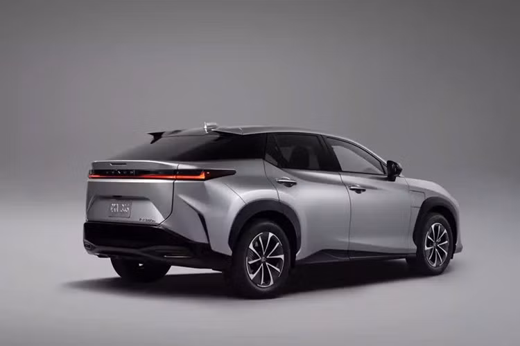 Dòng xe SUV hạng sang cỡ nhỏ chạy điện Lexus RZ phiên bản 2026 bao gồm 350e và 350e Premium, cùng với 450e AWD, 450e AWD Premium và Luxury. Ngoài ra còn có thêm phiên bản 550e F Sport AWD. Phiên bản RZ 550e F Sport AWD mới được trang bị hệ thống chuyển số sàn ảo đầu tiên của Lexus (chế độ M), nhằm mục đích mang đến "trải nghiệm lái xe hấp dẫn".