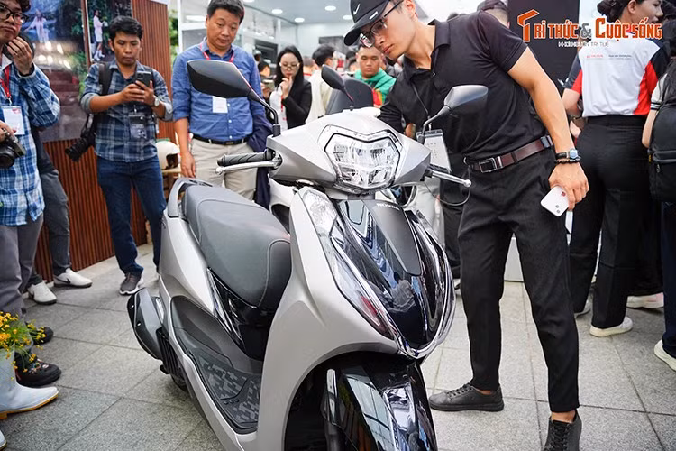 Honda Việt Nam (HVN) vừa ra mắt mẫu xe tay ga Lead 2026 thế hệ mới tại sự kiện “Khai phá dấu ấn độc bản” diễn ra tại TP.HCM, đánh dấu bước nâng cấp mới của dòng xe ga "cốp siêu rộng" bán chạy nhất tại Việt Nam.