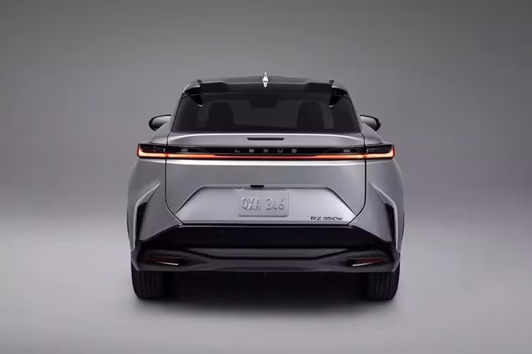 Cùng với các mạng sạc nhanh DC khác, chẳng hạn như Ionna, ChargePoint và EVgo, Lexus RZ sẽ có quyền truy cập vào Mạng lưới siêu nạp Tesla. Lexus BEV 2026 sẽ tương thích với hệ thống sạc Bắc Mỹ ( NACS ) SAE J3400. Ngoài ra, người lái Lexus RZ từ các mẫu xe 2023-2025 sẽ nhận được bộ chuyển đổi sạc NACS miễn phí thông qua đại lý.