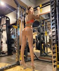 Phòng gym không phải sân khấu, càng không phải nơi để trình diễn thời trang hay khoe thân. Việc cố tình mặc hở hang để gây chú ý chẳng khác nào đang làm xấu đi hình ảnh của chính bản thân cô nàng và cả cộng đồng gymer nói chung.