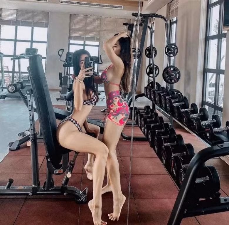 Không ai cấm hội chị em thể hiện cá tính hay phong cách riêng, nhưng không gian công cộng luôn cần một mức độ tôn trọng tối thiểu dành cho người khác.