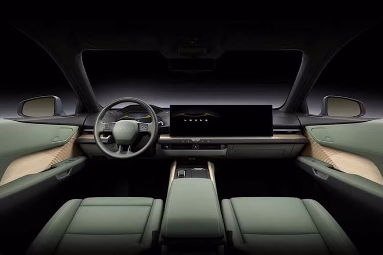 Mẫu IS thuần điện được cho là sẽ kế thừa nhiều đường nét từ LF-ZC concept, với dáng xe thấp, thiên về khí động học thay vì cấu trúc sedan ba khoang truyền thống. Kích thước dự kiến dài khoảng 4.790 mm, nhỏ hơn Lexus ES thế hệ mới đã mở rộng lên 5.140 mm.