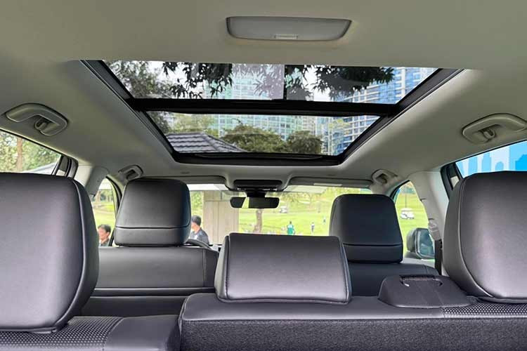 Trang bị tiện nghi dường như khá đầy đủ ngay từ bản trưng bày, bao gồm các phím điều khiển hệ thống hỗ trợ an toàn Toyota Safety Sense. Hai màn hình lớn dùng giao diện hoàn toàn mới, và hệ thống âm thanh là JBL. Ngoài ra, còn có cửa sổ trời toàn cảnh phía trên trần.