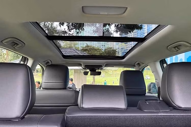 Trang bị tiện nghi dường như khá đầy đủ ngay từ bản trưng bày, bao gồm các phím điều khiển hệ thống hỗ trợ an toàn Toyota Safety Sense. Hai màn hình lớn dùng giao diện hoàn toàn mới, và hệ thống âm thanh là JBL. Ngoài ra, còn có cửa sổ trời toàn cảnh phía trên trần.