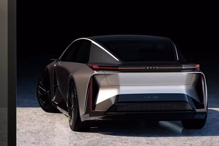 Ý tưởng về một chiếc IS không phát thải đã được Lexus hé lộ từ năm 2021 thông qua concept Electrified Sedan, trước khi tiếp tục được cụ thể hóa bằng mẫu LF-ZC concept năm 2023. Những nguyên mẫu này cho thấy định hướng thiết kế khí động học tối ưu, áp dụng công nghệ sản xuất gigacasting và sử dụng pin dạng lăng trụ hiệu suất cao.