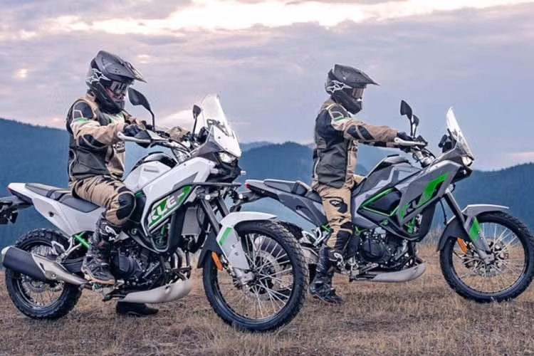 Trái tim của mẫu adventure này là khối động cơ hai xi-lanh song song, dung tích 451cc, cấu hình 4 thì, làm mát bằng dung dịch và phun xăng điện tử. Công suất tối đa đạt 52 mã lực tại 10.000 vòng/phút, trong khi mô-men xoắn cực đại 42,6 Nm xuất hiện ở 7.500 vòng/phút.