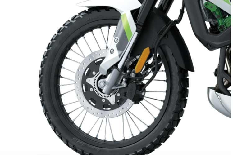 KLE500 sử dụng khung Trellis thép cường lực cao, giải pháp thường thấy trên các mẫu xe hướng đến độ cứng vững và khả năng phản hồi chính xác. Hệ thống treo trước dạng hành trình ngược đường kính 43 mm, kết hợp với giảm xóc sau Uni Trak, cho hành trình lần lượt 210 mm phía trước và 196 mm phía sau.