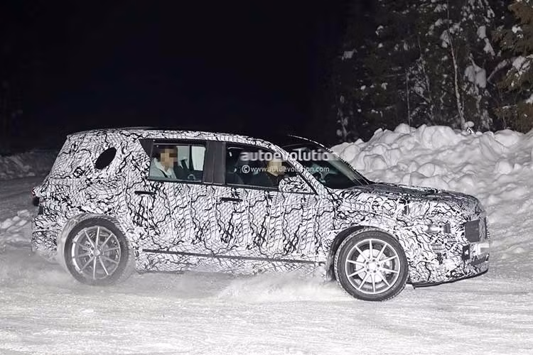 Về hệ truyền động, Mercedes-Benz hiện chưa công bố thông tin chính thức. Ban đầu, hãng được cho là nghiêng về phương án thuần điện nhằm mở rộng dải sản phẩm EQ. Tuy nhiên, trước bối cảnh thị trường toàn cầu vẫn trong giai đoạn chuyển dịch sang điện hóa, khả năng Baby G-Class được cung cấp thêm tùy chọn động cơ đốt trong hoặc hybrid.