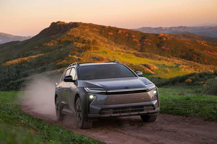 Hệ dẫn động AWD với X-MODE &amp; Grip Control. Hệ thống AWD tiêu chuẩn tích hợp X-MODE tối ưu kiểm soát lực kéo trên bề mặt trơn trượt và Grip Control điều tiết mô-men ở tốc độ thấp khi vượt địa hình khó. Pin đặt dưới sàn giúp hạ trọng tâm, kết hợp cấu trúc khung gia cường ngang tăng độ cứng thân xe – yếu tố quan trọng với một mẫu SUV định hướng đa địa hình.