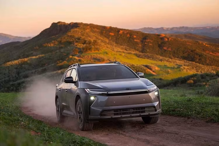 Hệ dẫn động AWD với X-MODE &amp; Grip Control. Hệ thống AWD tiêu chuẩn tích hợp X-MODE tối ưu kiểm soát lực kéo trên bề mặt trơn trượt và Grip Control điều tiết mô-men ở tốc độ thấp khi vượt địa hình khó. Pin đặt dưới sàn giúp hạ trọng tâm, kết hợp cấu trúc khung gia cường ngang tăng độ cứng thân xe – yếu tố quan trọng với một mẫu SUV định hướng đa địa hình.