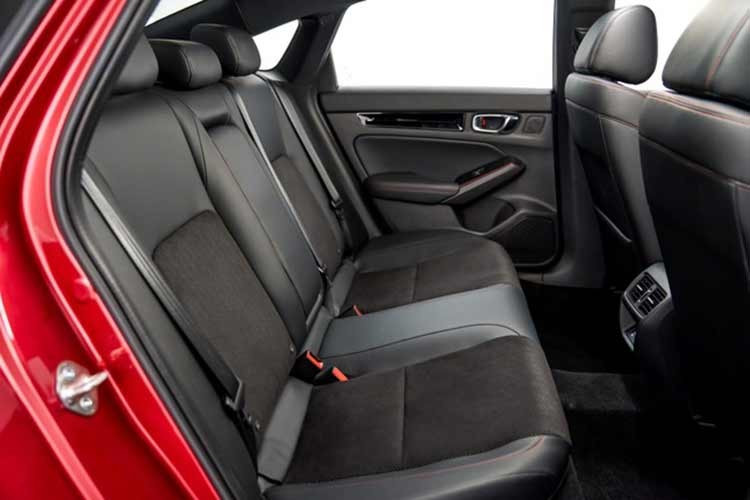 Thứ hai là hệ truyền động hybrid , sử dụng kết hợp máy xăng 4 xi-lanh, dung tích 2.0L và 2 mô-tơ điện, cho tổng công suất 184 mã lực và mô-men xoắn cực đại 315 Nm. Hệ dẫn động cầu trước tiêu chuẩn cùng hệ thống treo là thanh chống MacPherson ở phía trước và thiết lập đa liên kết ở phía sau.