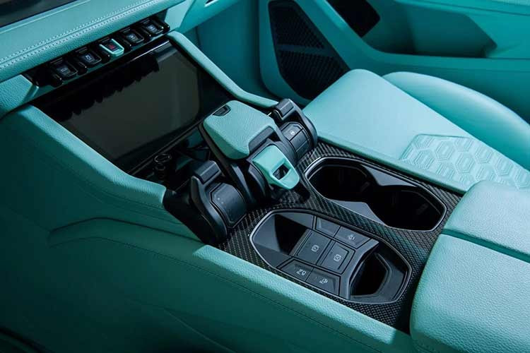 Sức mạnh này giúp 900 Mint tăng tốc 0-100 km/h chỉ trong 3,2 giây. Dù công suất tăng, tốc độ tối đa vẫn bị giới hạn điện tử ở 312 km/h để bảo vệ lốp hiệu suất cao chuyên biệt.