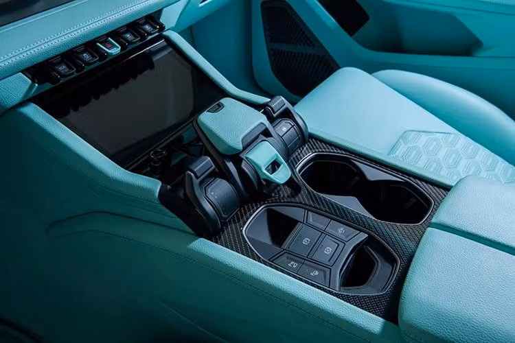 Sức mạnh này giúp 900 Mint tăng tốc 0-100 km/h chỉ trong 3,2 giây. Dù công suất tăng, tốc độ tối đa vẫn bị giới hạn điện tử ở 312 km/h để bảo vệ lốp hiệu suất cao chuyên biệt.