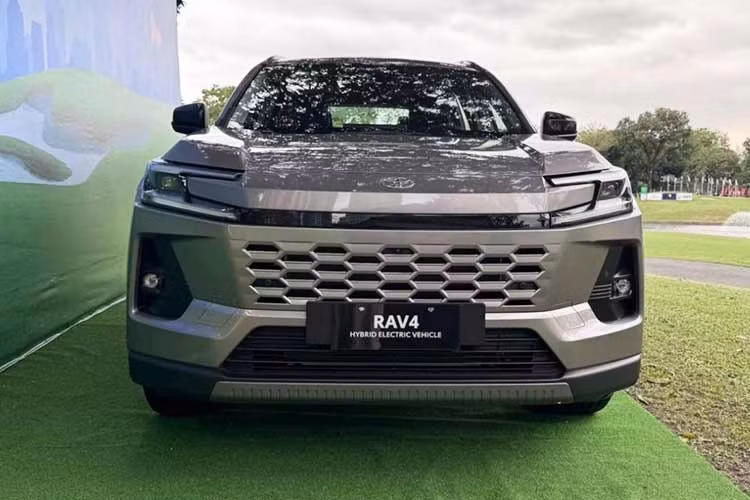 Ngoại hình xe với lưới tản nhiệt gợi nhớ đến Corolla Cross hay Hilux mới, trong khi cụm đèn chiếu sáng lại cho thấy ảnh hưởng từ Camry. RAV4 thế hệ mới có bộ mâm hợp kim kiểu dáng hiện đại với điểm nhấn hai tông màu và các thanh ốp nhựa đen làm nổi bật hốc bánh. Ở phía sau, đèn hậu thiết kế với nhiều chi tiết nhỏ tinh tế, cùng các tấm ốp màu đen bóng ở cửa cốp và cánh gió phía trên.