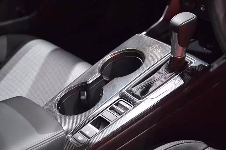 Tại thị trường Thái Lan, Honda Civic 2026 có 2 tùy chọn động cơ. Đầu tiên là máy xăng 4 xi-lanh, tăng áp, dung tích 1.5L với công suất tối đa 178 mã lực và mô-men xoắn cực đại 240 Nm, hộp số CVT.