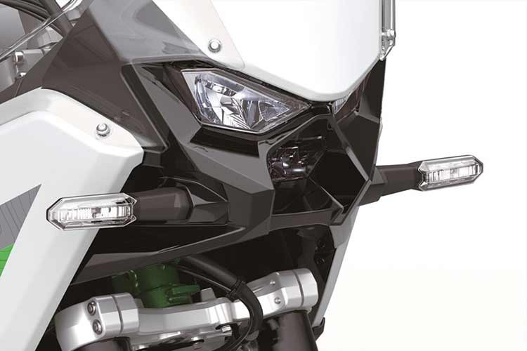 Về kích thước tổng thể, chiều dài cơ sở 1.555 mm mang lại sự ổn định ở tốc độ cao, trong khi khoảng sáng gầm 185 mm đủ để xử lý địa hình gồ ghề ở mức trung bình. Chiều cao yên 870 mm cho thấy mẫu xe này hướng đến người lái có kinh nghiệm và thể hình phù hợp với phân khúc adventure.