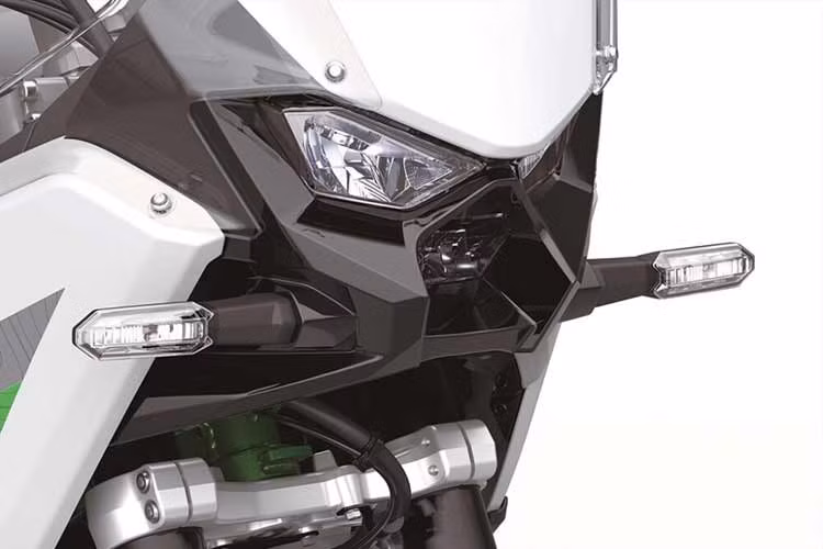 Về kích thước tổng thể, chiều dài cơ sở 1.555 mm mang lại sự ổn định ở tốc độ cao, trong khi khoảng sáng gầm 185 mm đủ để xử lý địa hình gồ ghề ở mức trung bình. Chiều cao yên 870 mm cho thấy mẫu xe này hướng đến người lái có kinh nghiệm và thể hình phù hợp với phân khúc adventure.