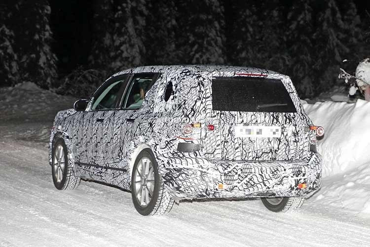 Theo dự đoán, Mercedes-Benz Baby G-Class sẽ có chiều dài dưới 4,5 m, trục cơ sở khoảng 2,7–2,8 m, nhỏ gọn hơn đáng kể so với G-Class tiêu chuẩn nhưng vẫn đảm bảo tư thế bề thế và khả năng vận hành vượt địa hình.