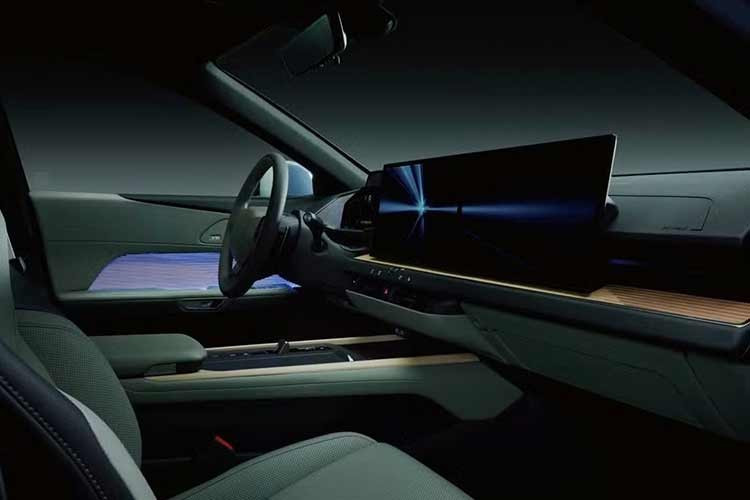 Ở phiên bản tiêu chuẩn, xe có thể sử dụng một mô-tơ điện dẫn động cầu sau, trong khi phiên bản cao cấp trang bị hai mô-tơ AWD với công suất tiệm cận 500 mã lực. Lexus cũng được kỳ vọng sẽ áp dụng hệ thống lái steer-by-wire cùng khung gầm tinh chỉnh theo triết lý “Lexus Driving Signature”, nhằm duy trì chất lái đặc trưng của thương hiệu trong kỷ nguyên điện hóa.