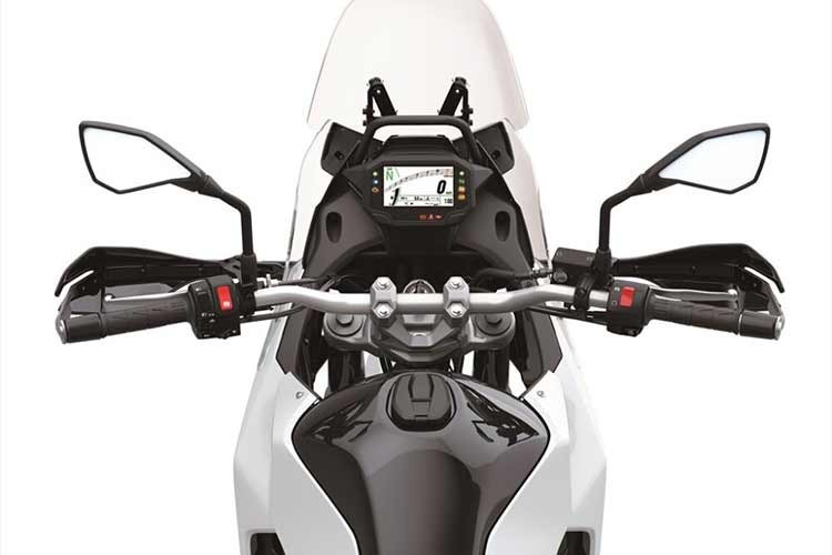 Trọng lượng 194 kg được xem là hợp lý trong nhóm hai xi-lanh hạng trung, còn bình xăng dung tích 16 lít đáp ứng tốt nhu cầu di chuyển đường dài mà không cần dừng tiếp nhiên liệu quá thường xuyên.