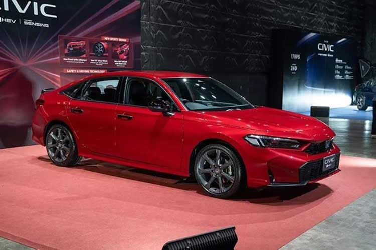 Sau Thái Lan, Honda Civic 2026 dự kiến cũng sẽ sớm có mặt tại Việt Nam. Hiện tại, một số đại lý Honda trong nước đã bắt đầu nhận đặt cọc cho phiên bản facelift của mẫu sedan này. Thời gian ra mắt hiện chưa được cồng bố.