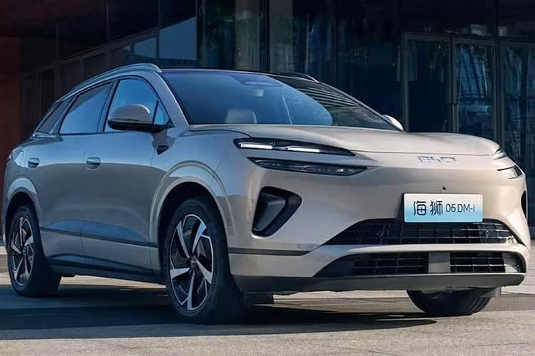 Tại thị trường Việt Nam, BYD Sealion 6 là mẫu xe đầu tiên ứng dụng công nghệ DM-i Super Hybrid. Xe hội tụ trọn vẹn ưu điểm của một chiếc SUV đô thị hiện đại: không gian rộng rãi, tiện nghi cao cấp, khả năng vận hành linh hoạt nhưng vẫn duy trì mức tiêu hao năng lượng ấn tượng.