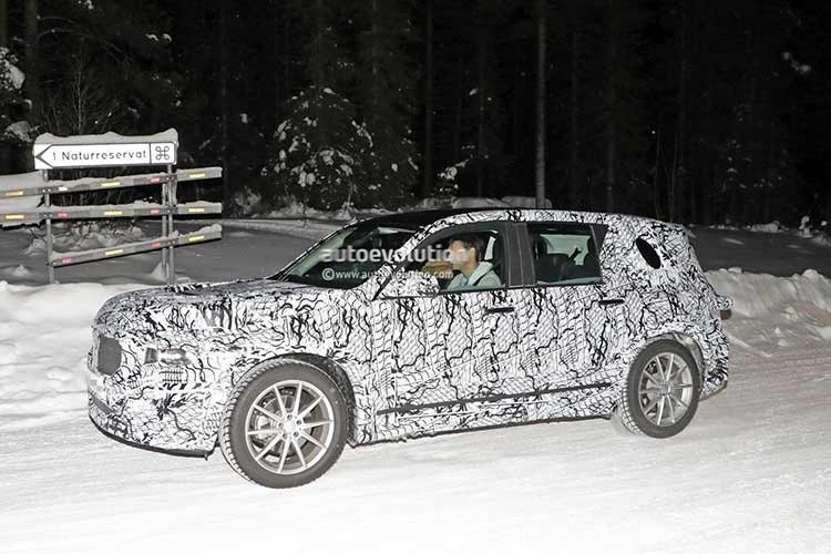 Cản trước tạo hình khỏe khoắn với các hốc gió giả và có thể đi kèm tấm bảo vệ gầm nhằm tăng tính off-road. Kính chắn gió dựng đứng, nắp ca-pô kiểu vỏ sò, vòm bánh xe mở rộng và bộ mâm hợp kim cỡ lớn sơn đen càng nhấn mạnh phong cách địa hình đậm chất G-Class.