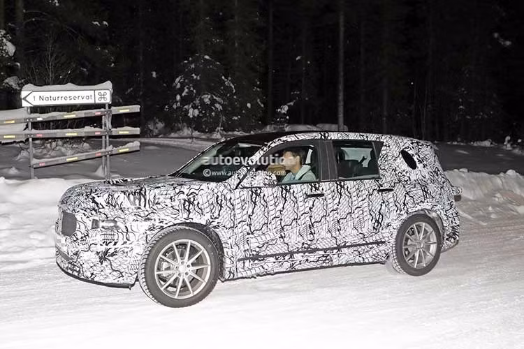 Cản trước tạo hình khỏe khoắn với các hốc gió giả và có thể đi kèm tấm bảo vệ gầm nhằm tăng tính off-road. Kính chắn gió dựng đứng, nắp ca-pô kiểu vỏ sò, vòm bánh xe mở rộng và bộ mâm hợp kim cỡ lớn sơn đen càng nhấn mạnh phong cách địa hình đậm chất G-Class.