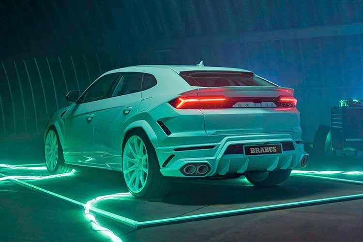 Bộ bodykit carbon trên SUV Lamborghini Urus SE plug-in hybrid đến từ Brabus rộng rãi toàn diện, gồm: mặt trước tái thiết kế tăng lực ép xuống mặt đường và diffuser sau tích hợp vây dọc.