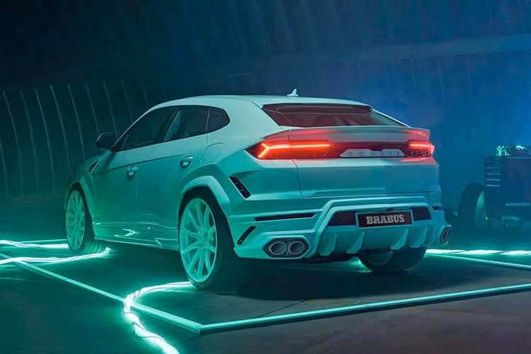 Bộ bodykit carbon trên SUV Lamborghini Urus SE plug-in hybrid đến từ Brabus rộng rãi toàn diện, gồm: mặt trước tái thiết kế tăng lực ép xuống mặt đường và diffuser sau tích hợp vây dọc.