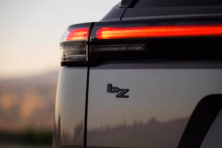 Rõ ràng Toyota không chỉ “thêm phụ kiện”, mà đang tạo ra một biến thể BEV hướng tới nhóm khách hàng yêu thích camping, trekking và du lịch dã ngoại.