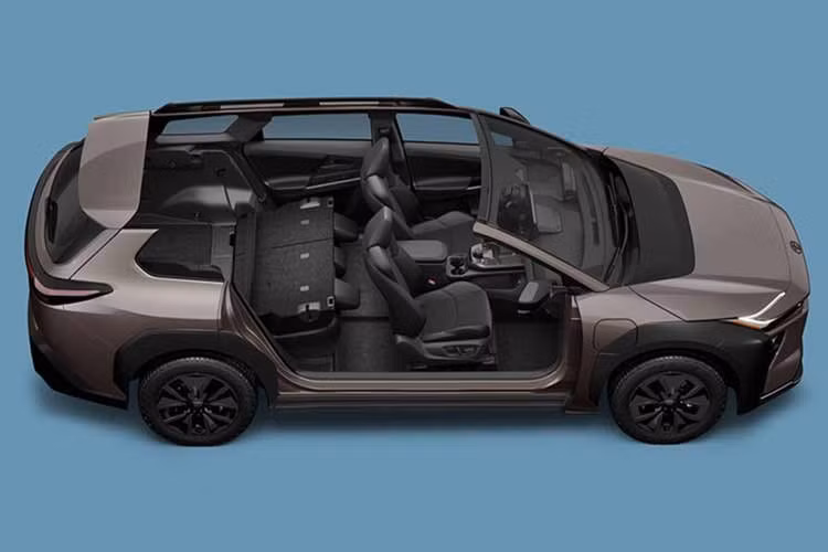 Toyota bZ Woodland sử dụng cấu hình hai mô-tơ điện trước sau (dual-motor AWD) cho tổng công suất hệ thống 375 mã lực (≈ 280 kW) trở thành mẫu bZ mạnh nhất từng được Toyota giới thiệu. Khả năng tăng tốc: 0–96 km/h trong 4,4 giây.