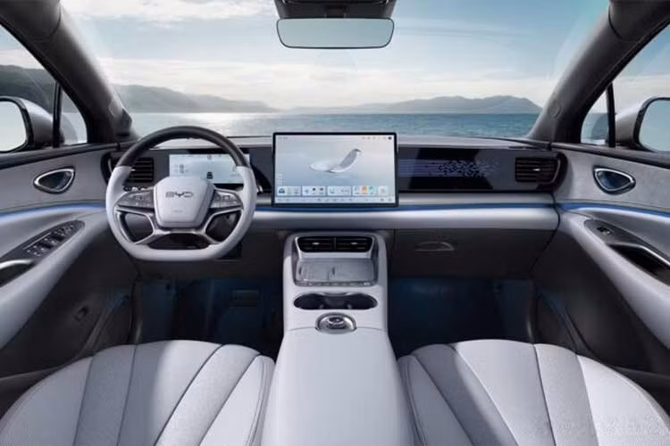 Theo công bố, Sealion 06 DM-i có thể đi được quãng đường thuần điện khoảng 220 km (theo tiêu chuẩn CLTC) chỉ với một lần sạc. Đây là mức tầm điện cao trong phân khúc PHEV cỡ trung, cho phép người dùng đô thị có thể sử dụng xe trong gần một tuần mà không cần sạc lại, tùy cường độ vận hành.