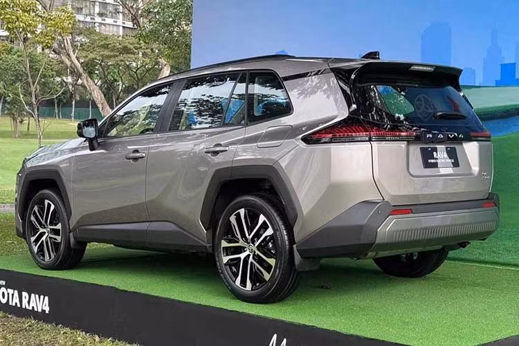 Trong khi đó, phiên bản cao cấp RAV4 LTD HEV AWD CVT có giá 2,499 triệu Peso (1,12 tỷ đồng). Riêng tùy chọn màu sơn Platinum White Pearl có giá cao hơn, ở mức 2,514 triệu Peso (1,13 tỷ đồng).