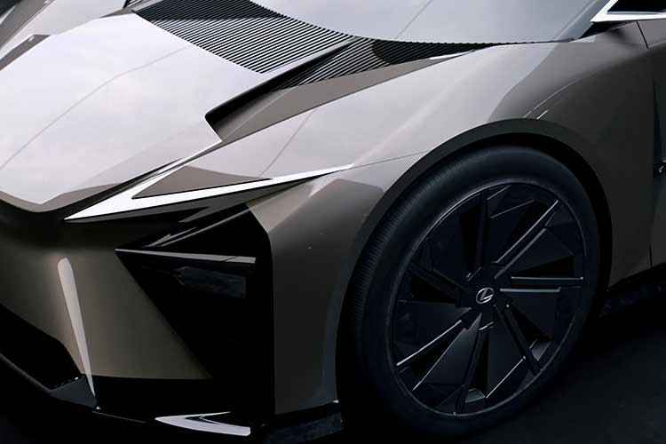 Theo tạp chí Best Car (Nhật Bản), Lexus IS thế hệ mới sẽ được định vị cạnh tranh trực tiếp với bộ ba sedan điện hạng sang đến từ Đức gồm BMW i3 Neue Klasse, Audi A4 e-tron và Mercedes-Benz C-Class EQ – đều dự kiến ra mắt vào khoảng năm 2027. Nếu đúng lộ trình, Lexus sẽ bước vào cuộc đua cùng thời điểm các đối thủ Đức trình làng sản phẩm mới.