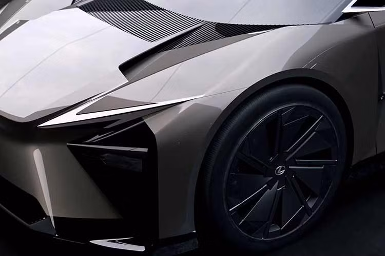 Theo tạp chí Best Car (Nhật Bản), Lexus IS thế hệ mới sẽ được định vị cạnh tranh trực tiếp với bộ ba sedan điện hạng sang đến từ Đức gồm BMW i3 Neue Klasse, Audi A4 e-tron và Mercedes-Benz C-Class EQ – đều dự kiến ra mắt vào khoảng năm 2027. Nếu đúng lộ trình, Lexus sẽ bước vào cuộc đua cùng thời điểm các đối thủ Đức trình làng sản phẩm mới.