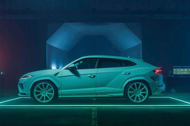 Chiếc siêu SUV Lamborghini Urus SE plug-in hybrid (PHEV) nguyên bản được biến đổi thành Brabus 900 Mint. Ngoại thất xe ấn tượng với lớp sơn đơn sắc màu Mint phủ gần như toàn bộ bề mặt, từ các tấm thân xe đến bộ mâm rèn kích thước 24 inch Brabus Monoblock Z “Platinum Edition” khổng lồ.